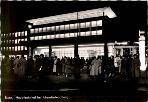 Essen - Hauptbahnhof bei Abendbeleuchtung