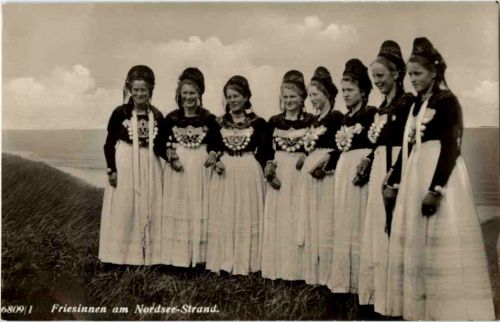 Friesinnen am Nordsee-Strand