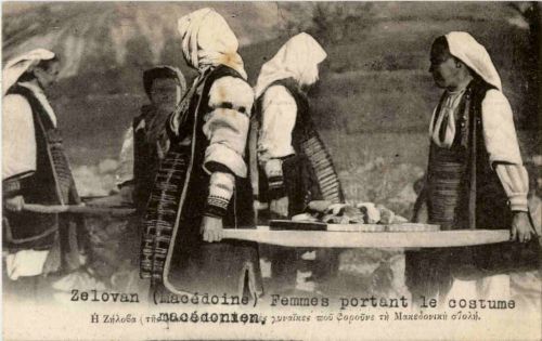 Zelovan - Femmes portant la costume macedonien