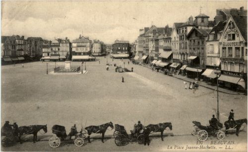 Beauvais - La Place Jeanne Hachette