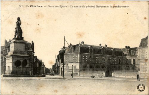 Chartres - Place des Epars