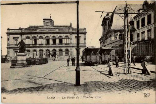 Laon - La Place de l Hotel de Ville - Tramway