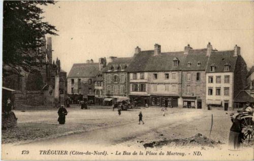Treguier - La Bas de la Place du Martrag