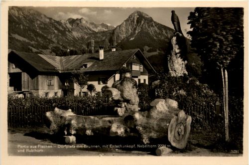 Partie aus Fischen, Dorfplatz mit Brunnen und Berge
