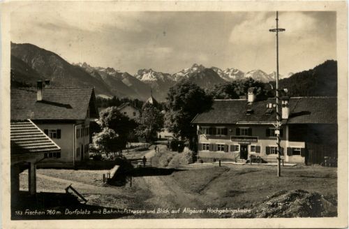 Fischen im Allgäu, Dorfplatz mit Bahnhofsstrasse und Blick auf Allgäuer