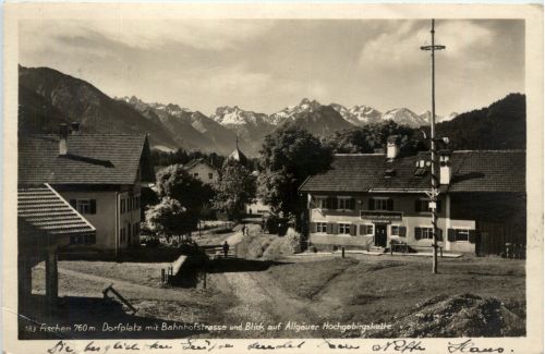 Fischen im Allgäu, Dorfplatz mit Bahnhofsstrasse und Blick auf Allgäuer