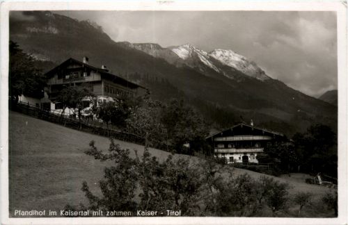 Pfandlhof im Kaisertal mit zahmen Kaiser