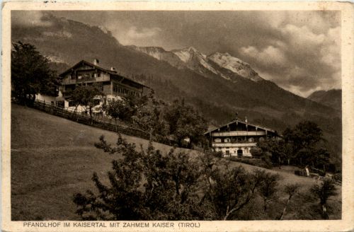 Der Pfandlhof im Kaisertal mit zahmen kaiser