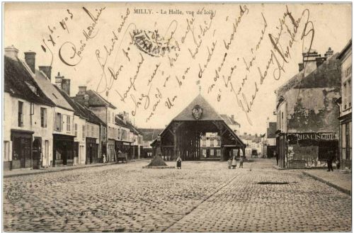 Milly - La Halle vue de loin
