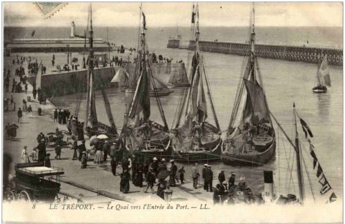 Le Treport - Le Quai vers l Entree du Port
