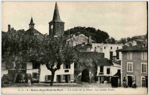 Saint Jean Pied de Port - un coin de la Place