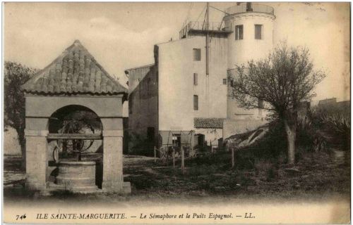 Ile Sainte Marguerite - Le Semaphore et le Puits Espagnol
