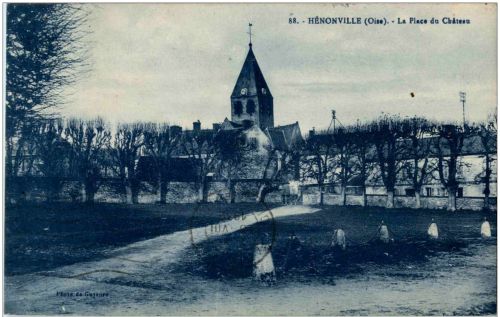 Henonville - La Place du Chateau