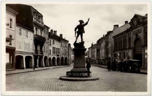 Remiremont - Le Volontaire et les Arcades