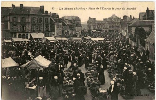Le Mans - La Place l Eperon un jour de Marche