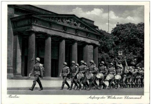Aufzug der Wache am Ehrenmal