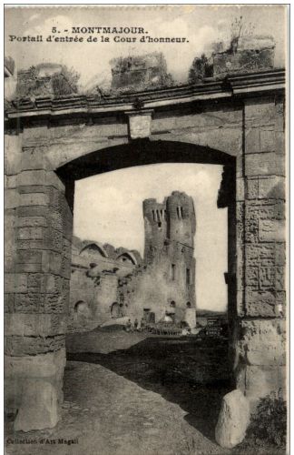 Montmajour - Portail d entree de la Cour d honneur