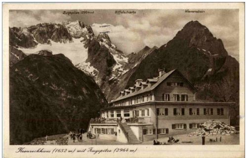 Kreuzeckhaus mit Zugspitze