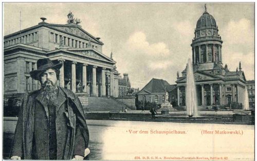 Berlin - Herr MAtkowski vor dem Schauspielhaus