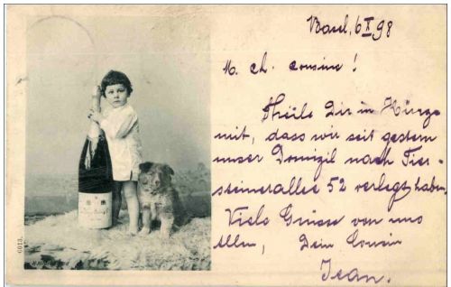 Kind und Hund mit Sektflasche