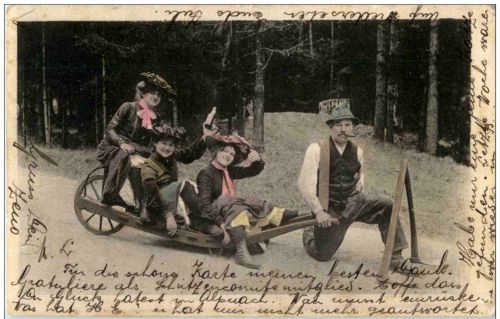 Fauen auf Schubkarren