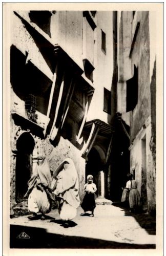 Scenes et Types - Une rue dans le quartier arabe