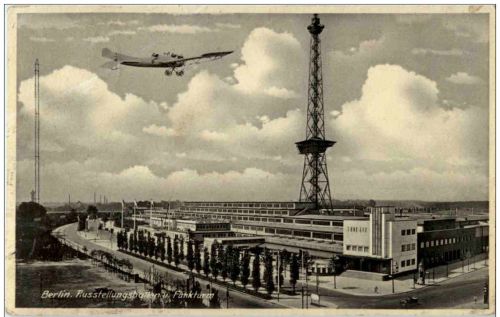 Berlin - Ausstellungshallen mit Flugzeug