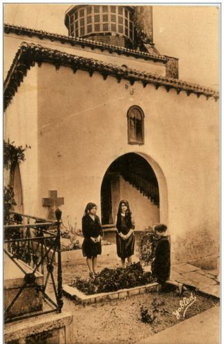 Pays Basque - Priere sur la Tombe