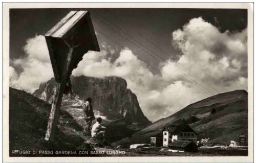 Rifugio di PAsso Gardena con Sasso Lungho