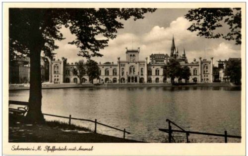 Schwerin - Pfaffenteich mit Arsenal