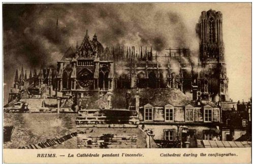 Reims - La Cathedrale pendant l incendie