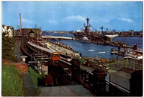 HAmburg - Flugzeugträger an der Überseebrücke