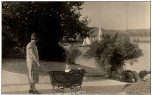 Kind im Kinderwagen