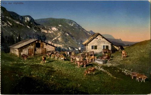 Vor der Alphütte