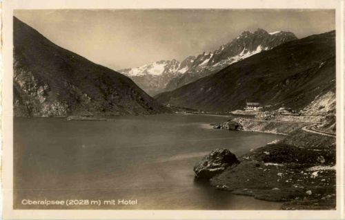 Oberalpsee mit Hotel