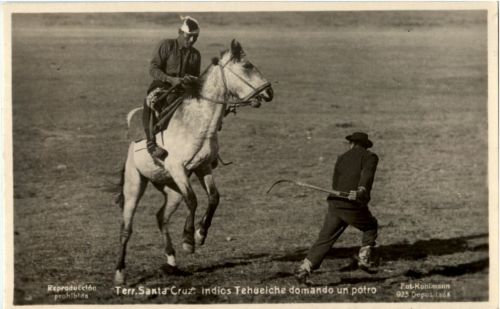 Santa Cruz - Indios Tehuelche domando un potro