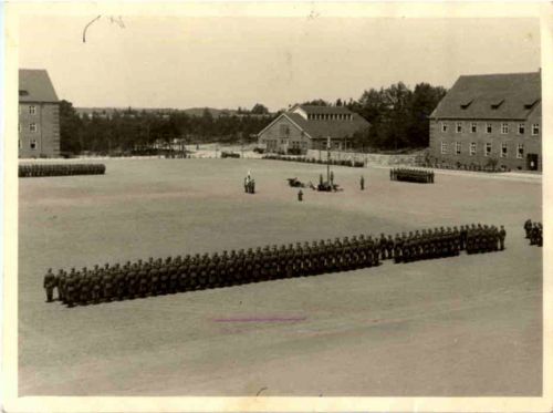 Kaserne mit Soldaten