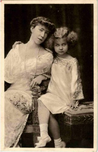 SM la Reine Elisabeth et la Princesse Marie Jose