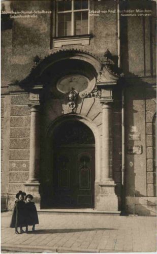 München - Portal Schulhaus Columbusstrasse