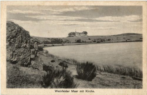 Weidenfelder Maar mit kirche