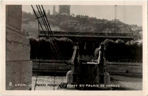Lyon - Les Ponts Meurtris