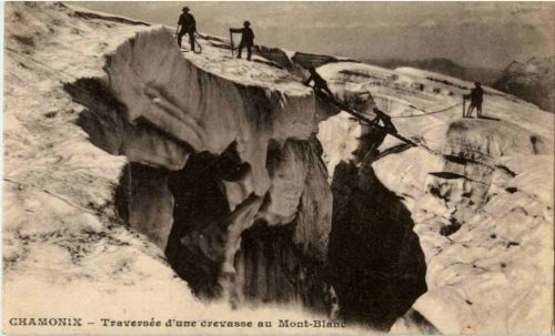 Chamonix - Traversee d une crevasse au Mont Blanc