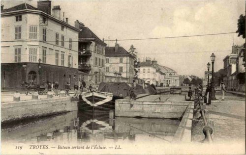 Troyes - Bateau sortant de l Ecluse