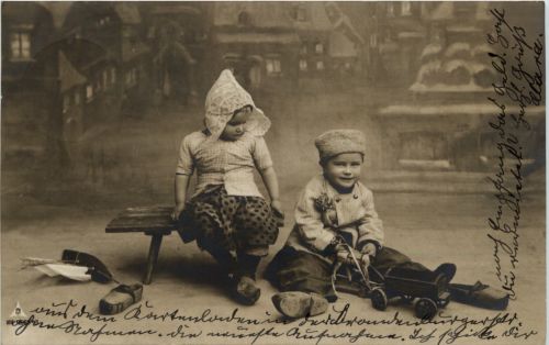 Kinder mit Spielzeug