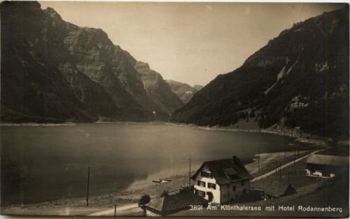 Klönthalersee mit Hotel Rodannenberg