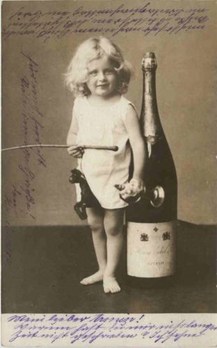 Kind mit champagner