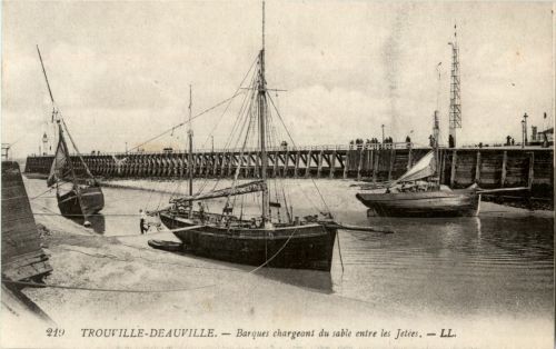 Trouville - Deauville - Barques chargeant