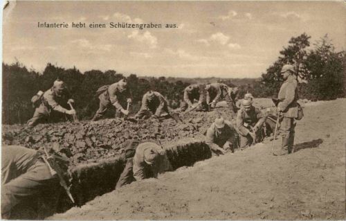 Infanterie hebt einen Schützengraben aus