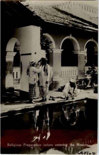 Religious Preperation before entereing the Mosque