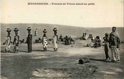 Femmes de Tulear allant au puits